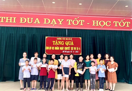 Trường Tiểu học Bồ Đề tặng quà cho học sinh nghèo khuyết tật nhân ngày  Người khuyết tật Việt Nam 