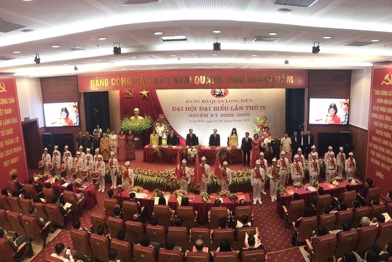 Đội Nghi lễ trường THCS Ái Mộ chào mừng Đại hội đại biểu lần thứ IV Đảng bộ quận Long Biên, nhiệm kỳ 2020 - 2025