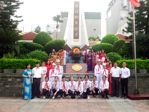 Viếng đài liệt sĩ phường Ngọc Lâm trước thềm năm học mới 2020-2021