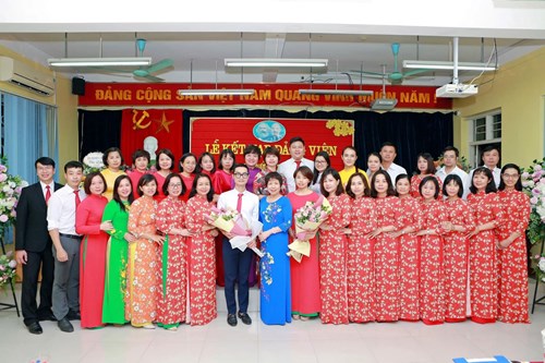 Chi bộ trường THCS Ái Mộ tổ chức lễ kết nạp Đảng viên mới năm 2021