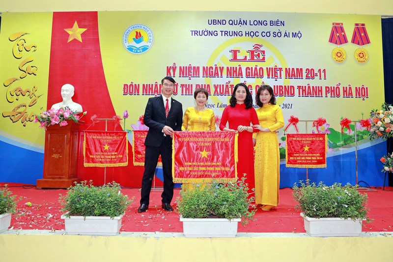 Lễ kỉ niệm 39 năm ngày Nhà giáo Việt Nam 20/11 và đón nhận Cờ xuất sắc phong trào thi đua của UBND TP Hà Nội