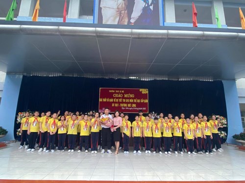 Chúc mừng thầy giáo tổng phụ trách - Thầy giáo thể dục Trương Đức Long giành giải Nhì trong hội thi Giáo viên dạy giỏi cấp Quận