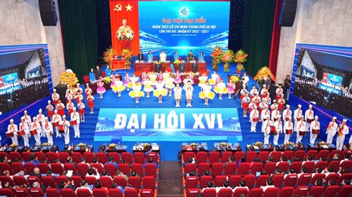 Đội nghi lễ Liên đội THCS Ái Mộ vinh dự ngày hội lớn của tuổi trẻ Thủ đô