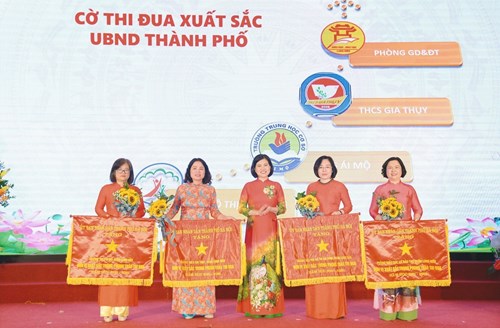 Trường THCS Ái Mộ dự Lễ kỷ niệm 40 năm ngày Nhà giáo Việt Nam 20/11 tại UBND quận Long Biên