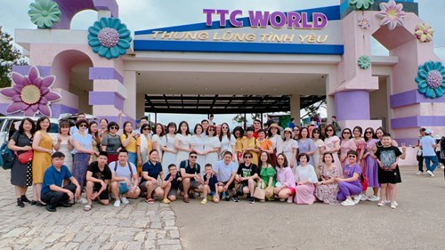 Công đoàn trường THCS Ái Mộ tổ chức tham quan nghỉ mát tại Đà Lạt – Nha Trang cho CBGVNV hè 2022