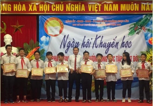 Thầy, trò trường THCS Ái Mộ tham dự Ngày hội khuyến học phường Ngọc Lâm