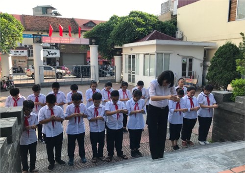 Chi Đội 7A trường THCS Ái Mộ chăm sóc và dâng hương
tại Đài tưởng niệm các anh hùng liệt sĩ phường Ngọc Lâm