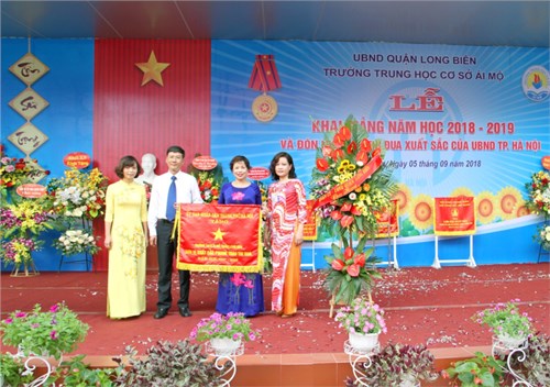 Trường THCS Ái Mộ tưng bừng tổ chức Lễ khai giảng đón năm học mới - Đón cờ thi đua Xuất sắc của UBND thành phố Hà Nội