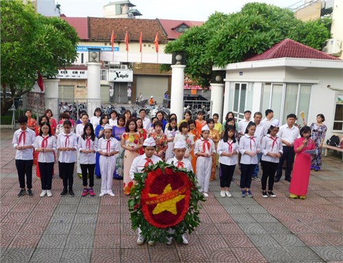 Thầy trò trường THCS Ái Mộ viếng đài liệt sĩ phường Ngọc Lâm  trước
thềm năm học 2018 - 2019