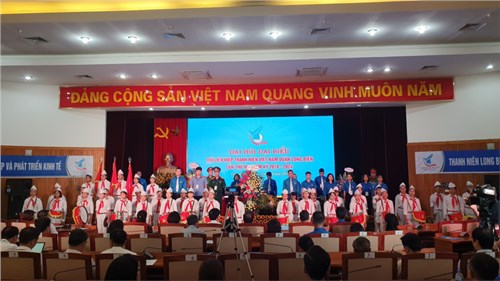 Đội Nghi lễ trường THCS Ái Mộ tham gia chào mừng Đại hội Hội LHTN quận Long Biên