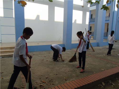 Chủ điểm tháng 5: 
Trường THCS Bồ Đề thực hiện “Hành động vì một môi trường văn minh”.

