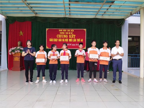 Cán bộ giáo viên và học sinh trường THCS Bồ Đề tích cực tham gia giải chạy báo Hà Nội mới lần 46 vì hòa bình.
