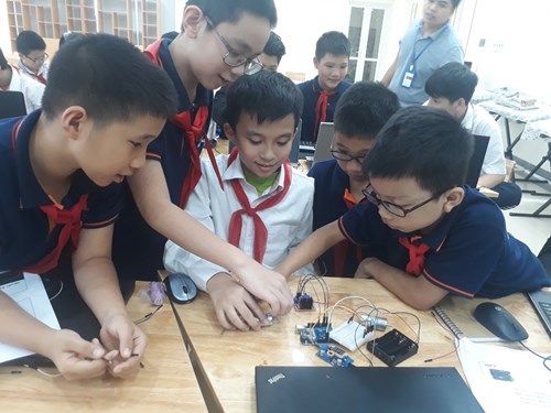 Học sinh trường THCS Chu Văn An hào hứng với cuộc thi sáng tạo Robot 2020