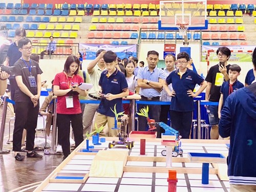 Câu lạc bộ Robot trường THCS Chu Văn An-Long Biên gặt hái thành công trong lần đầu ra quân