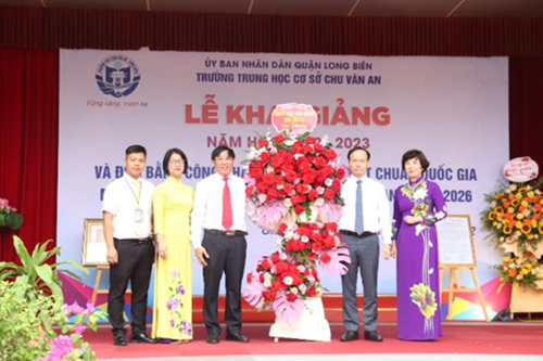 Khai giảng năm học 2022 - 2023, tại trường THCS Chu Văn An - Long Biên, Dấu son mở ra một hành trình mới, những thắng lợi mới ở ngôi trường THCS chất lượng cao đầu tiên của quận Long Biên