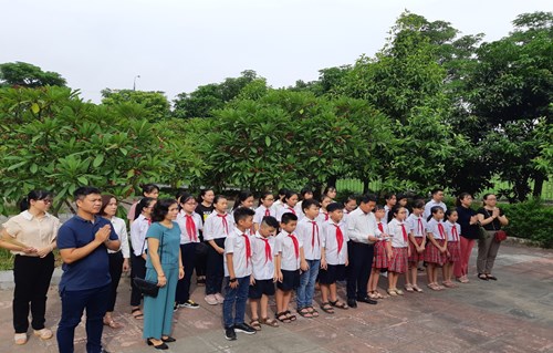 Trường thcs cự khối tham dự lễ dâng hương tại đài tưởng niệm các anh hùng liệt sĩ nhân dịp  kỉ niệm ngày thương binh liệt sĩ 27/7/2019