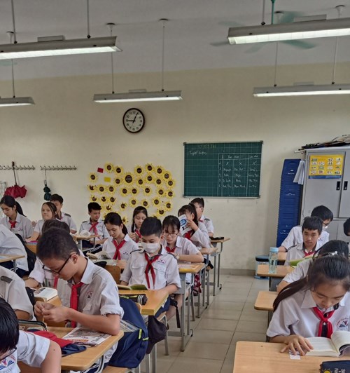 Đọc sách trong giờ ra chơi - Một mô hình thiết thực trong công tác phòng chống dịch Covid 19 của học sinh lớp 7A4 Trường THCS Đô Thị Việt Hưng 