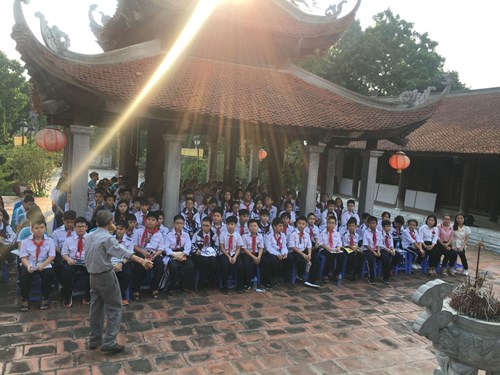 Học sinh khối 6 Trường THCS Đô Thị Việt Hưng tham quan di tích lịch sử địa phương 