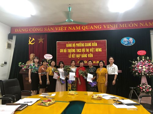 Chi bộ trường THCS Đô Thị Việt Hưng long trọng tổ chức Lễ kết nạp Đảng cho ba quần chúng ưu tú.
