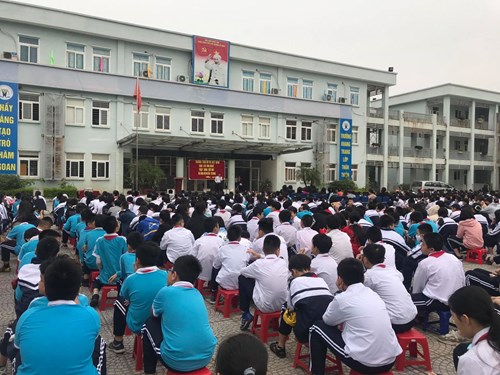 Trường THCS Đô Thị Việt Hưng tổ chức giao lưu văn nghệ  “Thắp sáng ước mơ” và phát động  chương trình  quyên góp ủng hộ “ miền Trung ruột thịt” .