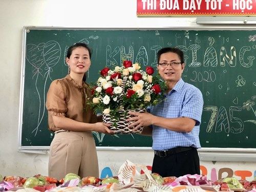 Cô giáo Hoàng Thu Trang – Tấm gương Người tốt việc tốt:   Một giáo viên dạy giỏi, một Bí thư Chi đoàn năng động và nhiệt huyết