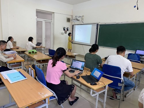 Cán bộ, giáo viên Trường THCS Đô Thị Việt Hưng với công tác  Tập huấn và kiểm tra đánh giá kĩ năng sử dụng bảng tương tác thông minh  