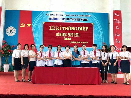 Lễ kí thông điệp đầu năm của học sinh khối 8 trường THCS Đô Thị Việt Hưng