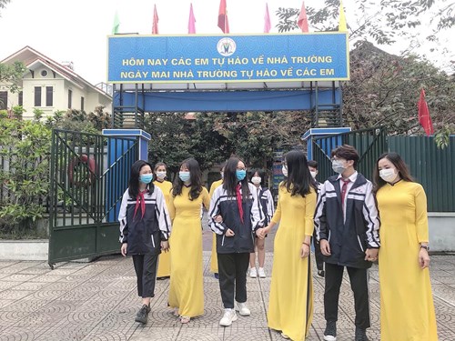 Trường THCS Đô Thị Việt Hưng đón học sinh đi học trở lại.