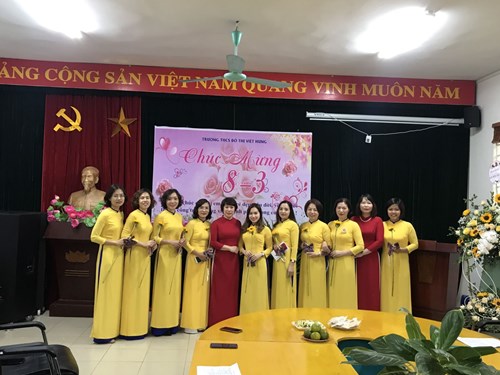 Công đoàn trường THCS Đô Thị Việt Hưng tổ chức kỷ niệm ngày 8/3.