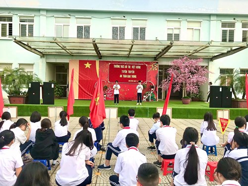 Buổi tuyên truyền An toàn giao thông của trường THCS Đô Thị Việt Hưng