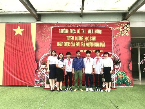Hành động đẹp của 3 học sinh lớp 9A4 trường THCS Đô Thị Việt Hưng