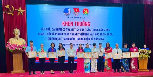 Chúc mừng Liên đội nhà trường được vinh danh: Thành đoàn Hà Nội tặng bằng khen