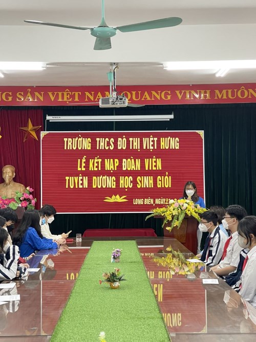 Trường THCS Đô Thị Việt Hưng tổ chức lễ kết nạp Đoàn viên mới.
