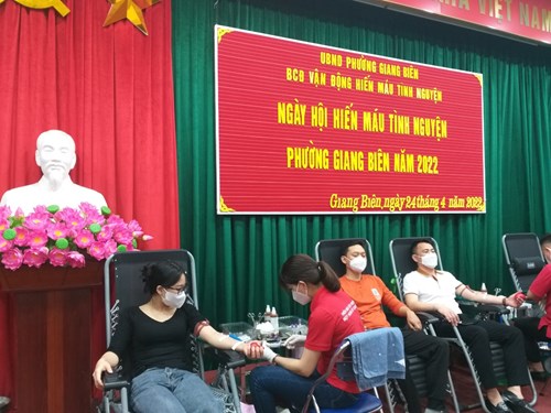 CB-GV-NV Trường THCS Đô Thị Việt Hưng tích cực tham gia hiến máu tình nguyện.