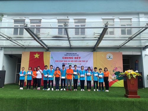 Thầy và trò trường THCS Đô Thị Việt Hưng tham gia giải chạy báo Hà Nội mới