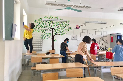 Tập thể CBGVNV và PHHS Trường THCS Đô Thị Việt Hưng tích cực dọn vệ sinh trường lớp chuẩn bị đón học sinh đi học trở lại. 