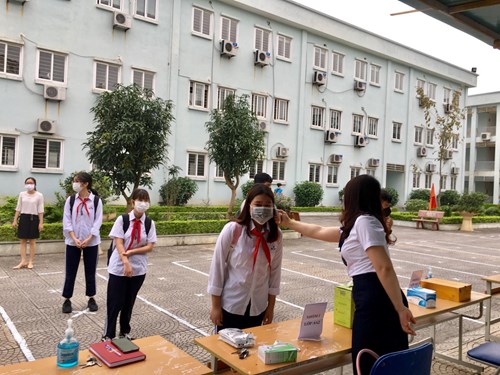 Trường THCS Đô Thị Việt Hưng trong ngày đầu tiên đón học sinh đi học trở lại 