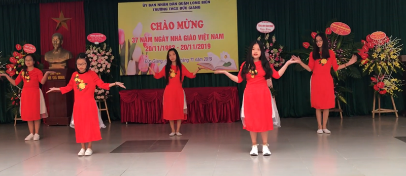 Tiết mục múa  Cô Ba Sài Gòn  của tập thể lớp 6A.