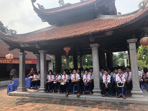 Học sinh Đức Giang tham quan di tích lịch sử văn hóa trên địa bàn quận Long Biên