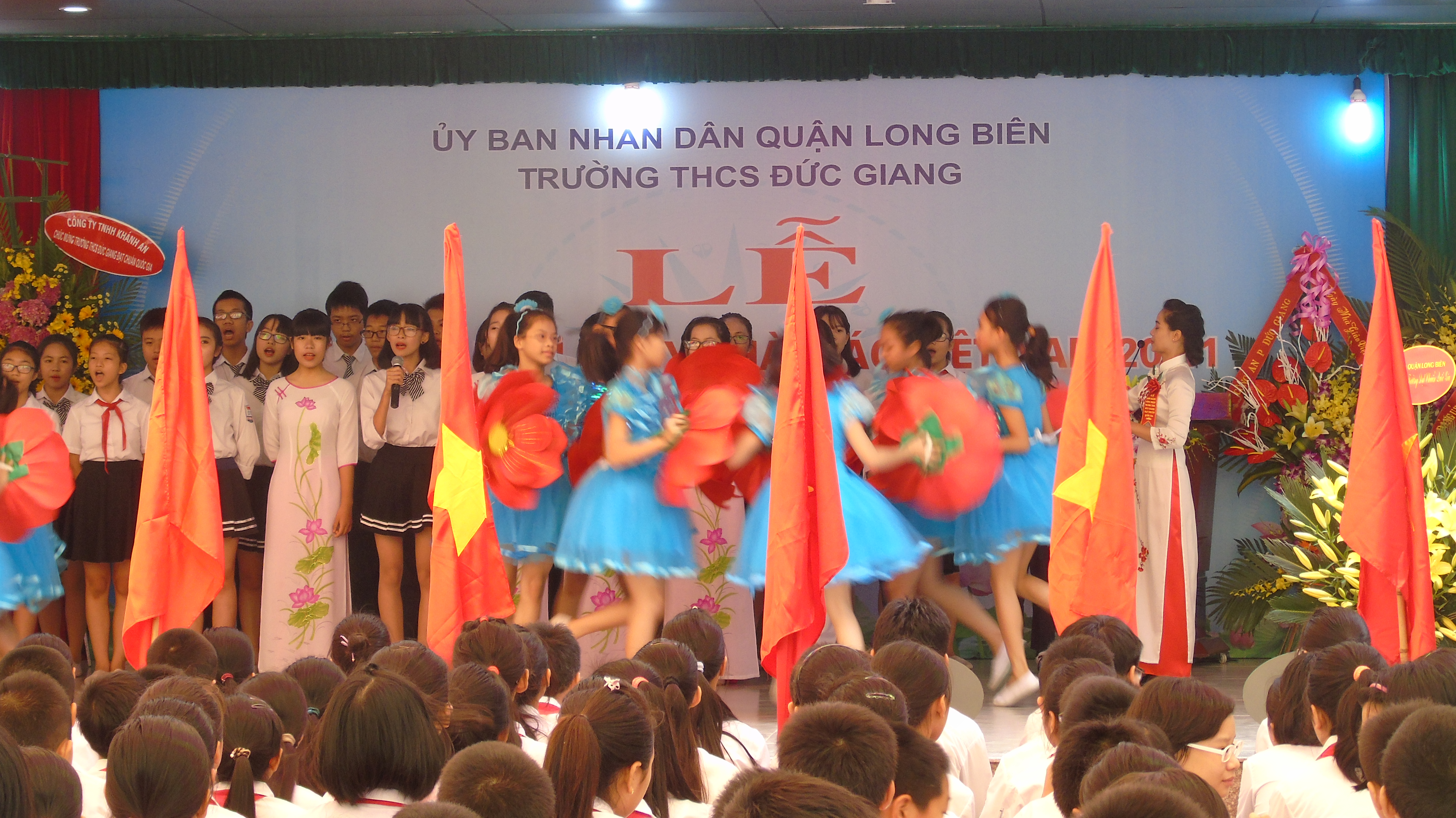 Tiết mục múa hát của tập thể học sinh trường THCS Đức Giang.