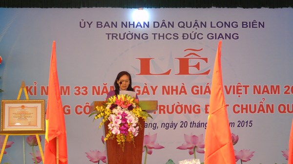 Cô Mai Thị Lan đọc diễn văn khai mạc và báo cáo quá trình xây dựng trường chuẩn Quốc Gia.