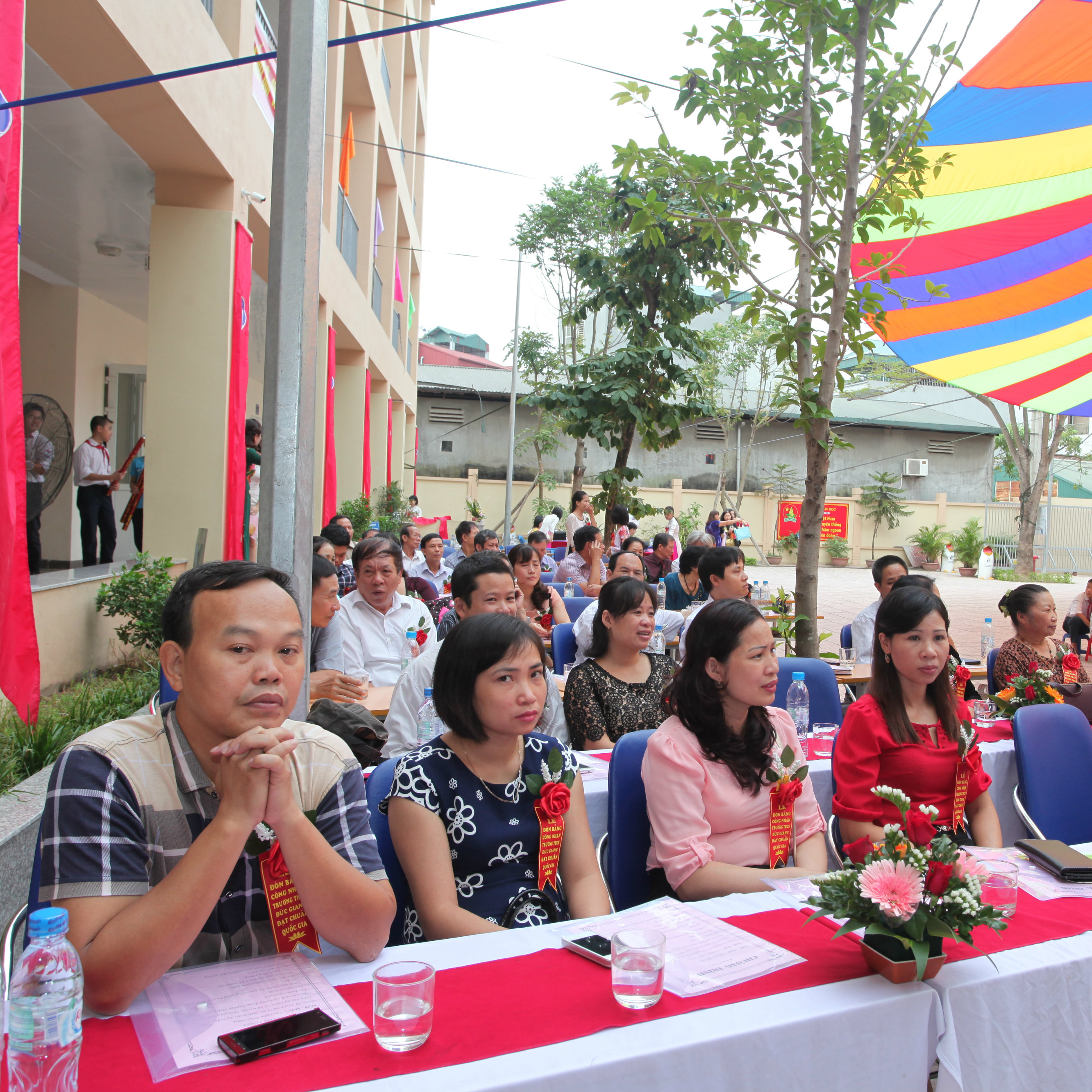 Đại biểu đến tham dự lễ kỉ niệm 33 năm ngày nhà giáo Việt Nam và đón bằng công nhận trường THCS đạt chuẩn Quốc gia.