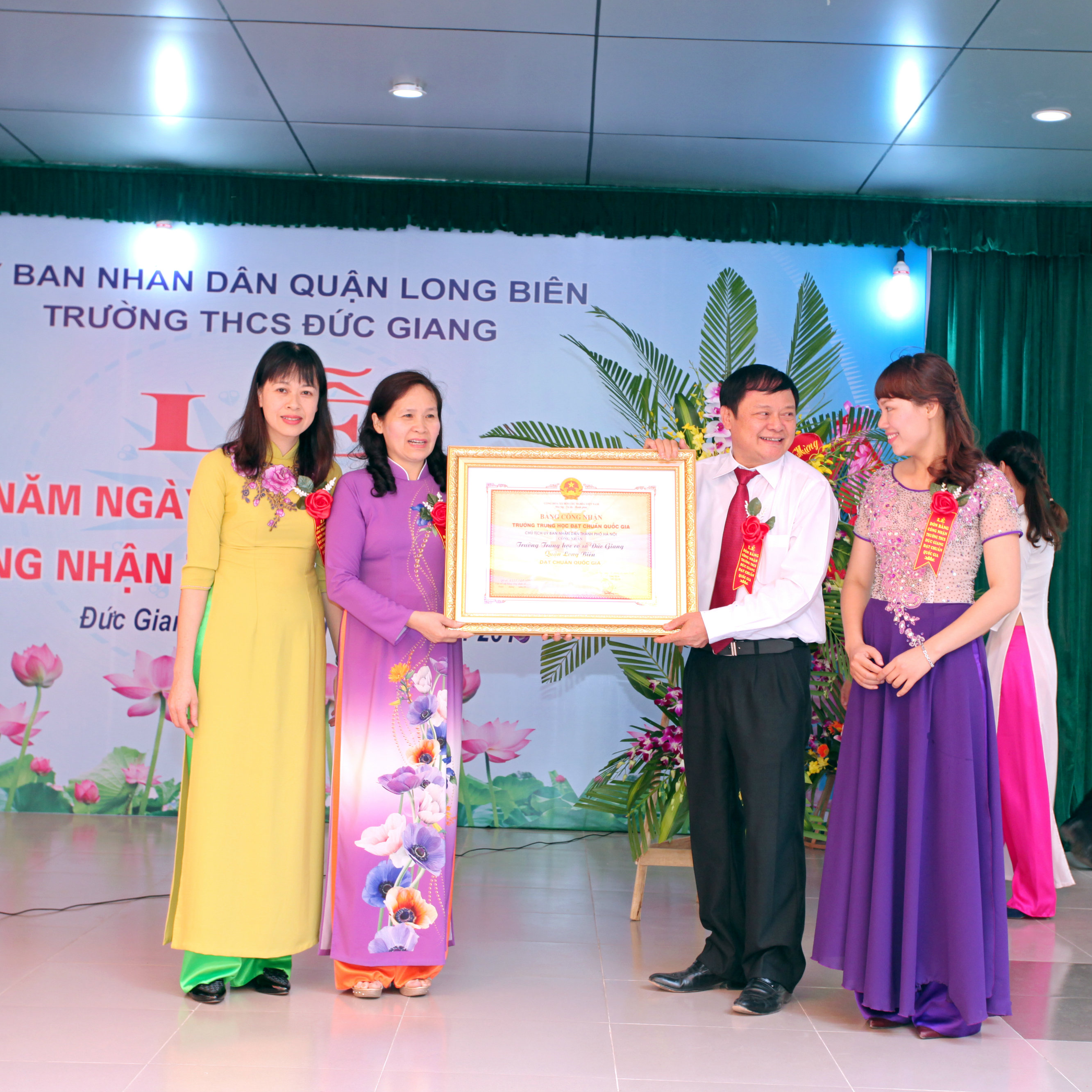 Đ/c Đặng Việt Hà trao bằng công nhận trường THCS đạt chuẩn Quốc gia.