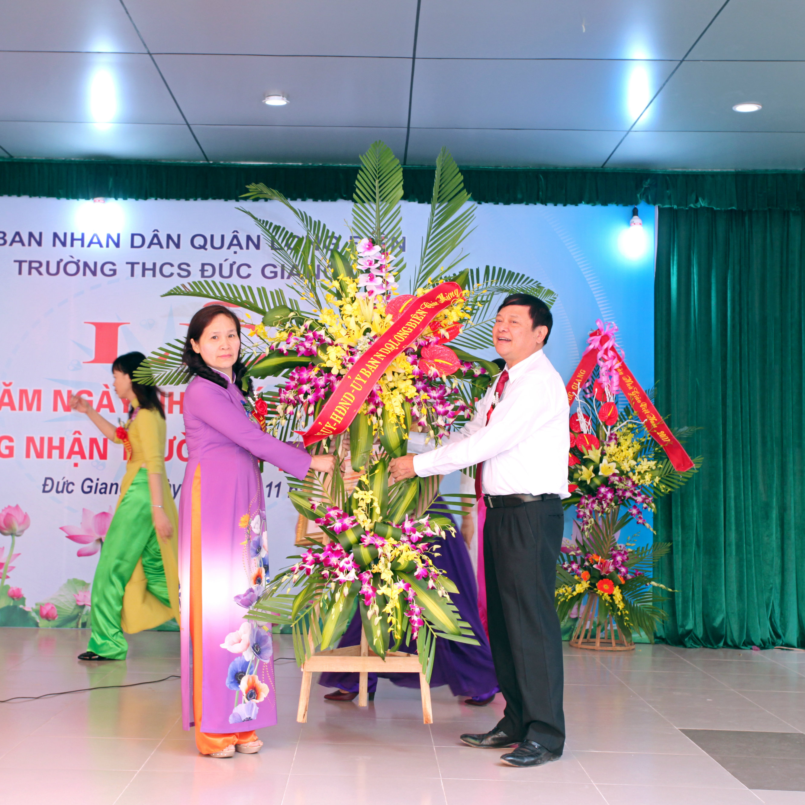 Đ/c Đặng Việt Hà tặng hoa và chúc mừng nhà trường.