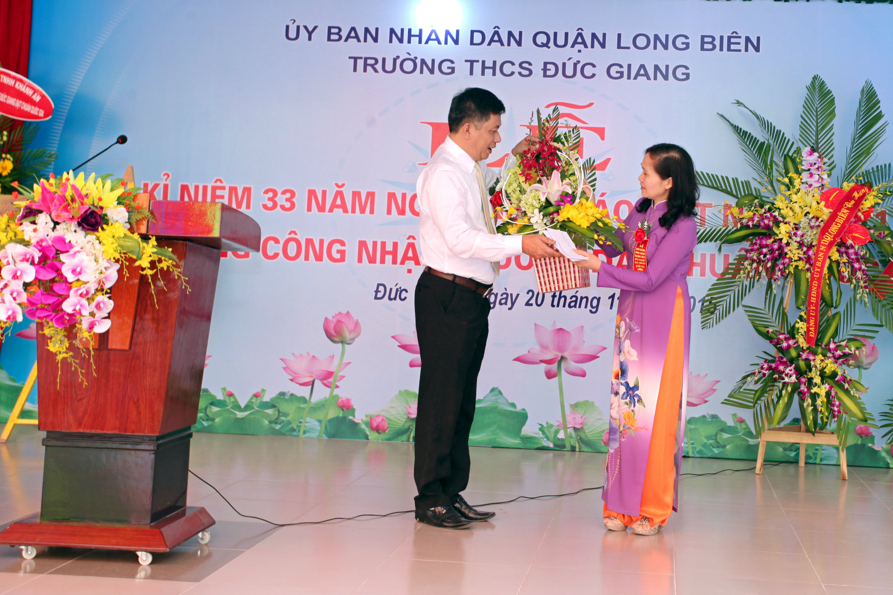 Đại diện Đảng uỷ - UBND phường Đức Giang  tặng hoa, chúc mừng.