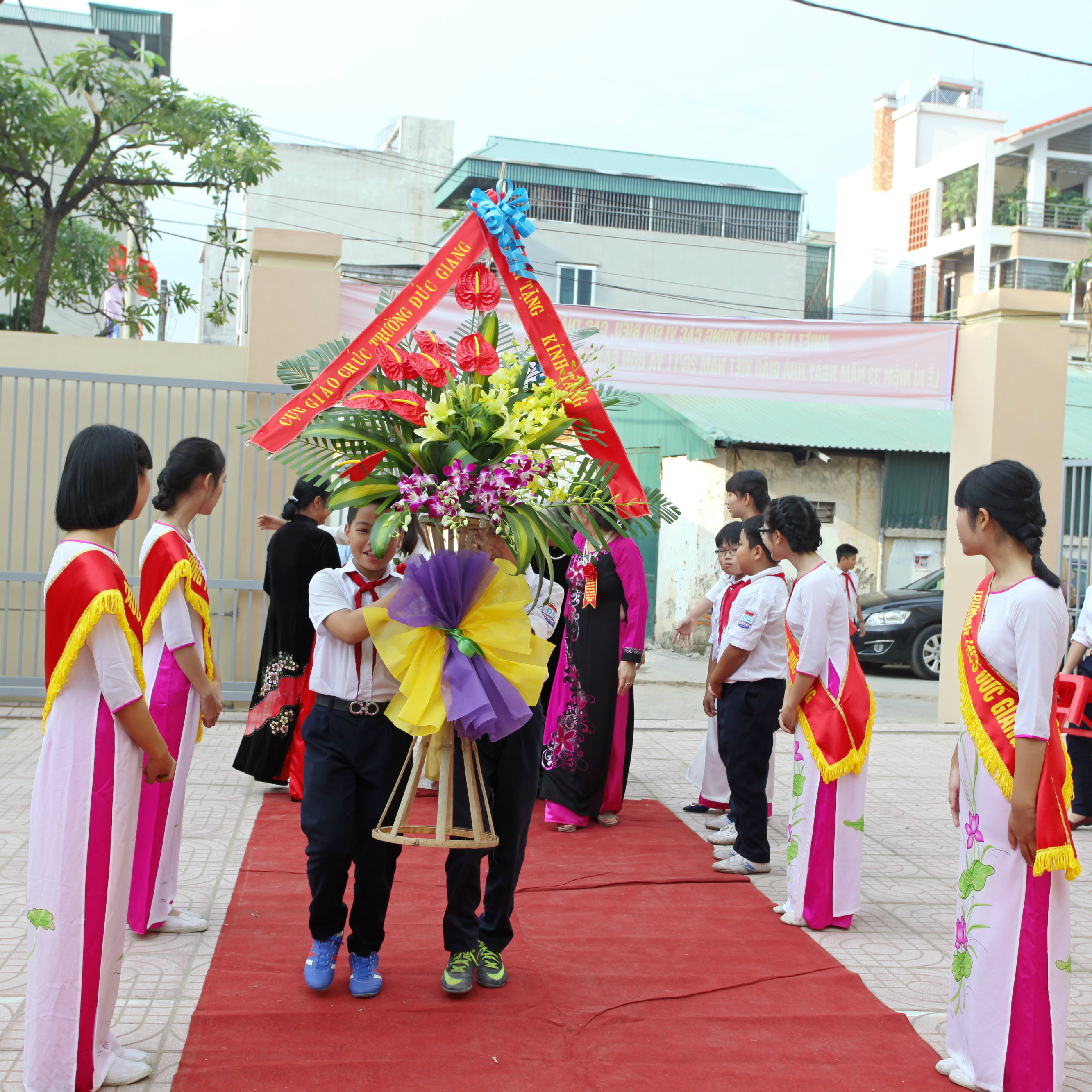 Các cơ quan đoàn thể gửi hoa chúc mừng nhà trường.