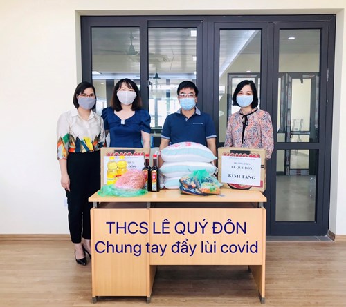  Công đoàn trường THCS Lê Quý Đôn tặng quà người lao động trong công trường xây dựng nhà trường!