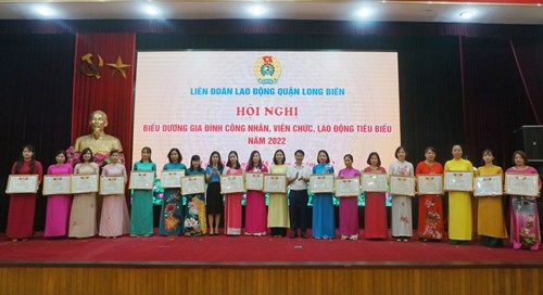 Gia đình cô giáo Khúc Thị Thanh Hiền - Phó bí thư chi bộ, phó hiệu trường trường THCS Lê Quý Đôn đạt danh hiệu   Gia đình CNVCLĐ tiêu biểu quận Long Biên  năm 2022