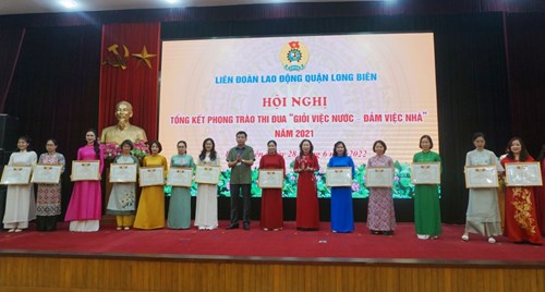 Cô giáo Trần Thị Huyền- Chủ tịch công đoàn trường THCS Lê Quý Đôn vinh dự đạt danh hiệu nữ CNVCLĐ   Giỏi việc nước- đảm việc nhà  năm 2021