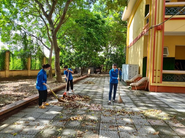 Hoạt động chăm sóc khung cảnh sư phạm nhà trường của Chi đoàn trường THCS Long Biên